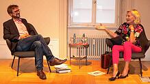 Johannes Bruggaier, Leiter der Kulturredaktion des SÜDKURIER, im Literaturgespräch mit Erfolgsautorin Gaby Hauptmann in Schloss Bonndorf.