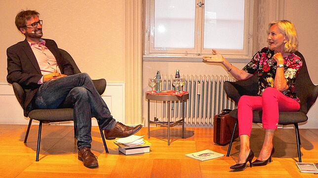 Johannes Bruggaier, Leiter der Kulturredaktion des SÜDKURIER, im Literaturgespräch mit Erfolgsautorin Gaby Hauptmann in Schloss Bonndorf.