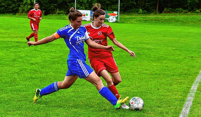 Bild 2: Fußballerinnen des SV Niederhof startet mit deutlichem 11:0-Derbysieg gegen die SG Hotzenwald in die neue Landesliga-Saison