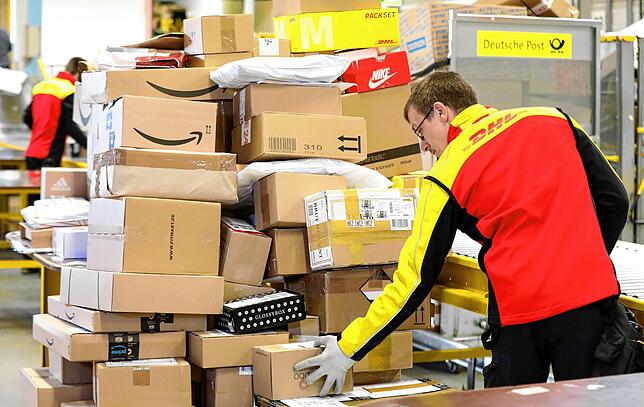 Der Paket-Boom verknappt die Papiermengen in anderen Bereichen.