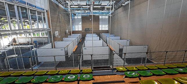 Die Mühlau-Sporthalle in Tuttlingen wird zum Übergangsquartier für Geflüchtete aus der Ukraine. Bis zu 150 Menschen finden dort ...