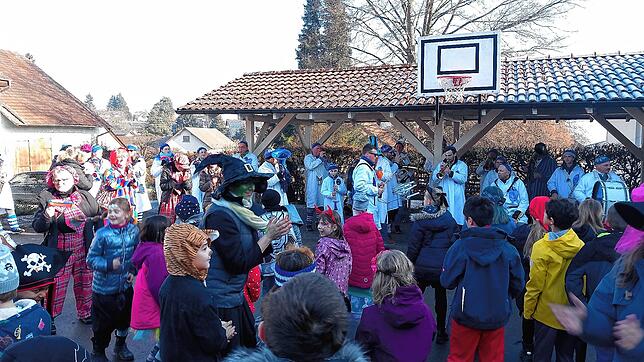 Schulschließung in Baltersweil: Güllaschöpfer und Schüler feiern auf dem Pausenplatz die Entmachtung des Lehrerpersonals.