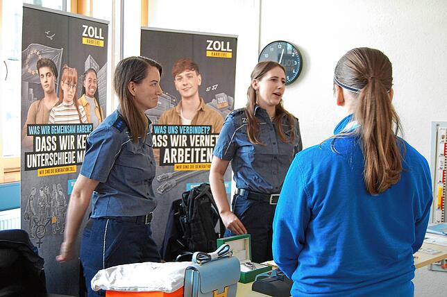 Dienst in Uniform: Mitarbeiterinnen des Zolls informierten über Karrierechancen bei der Behörde.Bilder: Herry Panzer