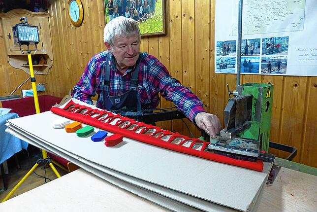 Albert Baumeister hat mit seinem umfunktioniert Holzspalter 10.000 Blätzle für das Häs gestanzt.