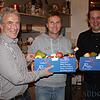 Mit einem Korb heimischer Produkte bedankte sich der Vorsitzende des BLHV-Stadtverbands, Hubert Rauch (links), bei Christoph Hönig ...