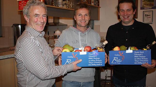Mit einem Korb heimischer Produkte bedankte sich der Vorsitzende des BLHV-Stadtverbands, Hubert Rauch (links), bei Christoph Hönig ...