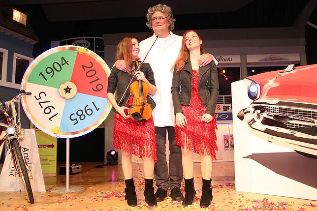 Die musikalischen Zwillinge Hanna und Katrin Friedrich wurden bei ihrer Zeitreise von Professor Wunderlich (Zunftmeister Rolf Meyer) ...