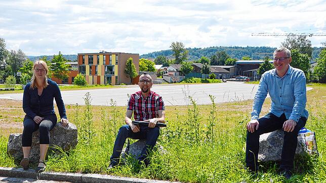 Henrike Fuder, Claudius Beck (Mitte) und Oliver Risch planen auf dem Festplatz ein neues Veranstaltungsformat mit Autokino, Comedy und ...