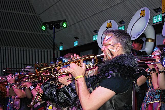 Auch die Gastgeber gaben sich die Ehre: Die Laufenburger Guggenmusik Barocker gehören zum Organisationskomitee der Städtlefasnacht und ...