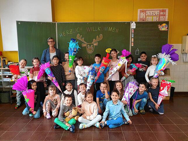 Klasse 1b: Die Erstklässler mit Klassenlehrerin Ulrike Kienzle.
