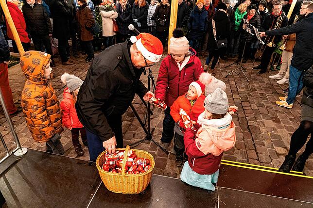 Oberbürgermeister Jürgen Roth verteilt zur Eröffnung des Villinger Weihnachtsmarkts Schokoladennikoläuse an die Kinder.
