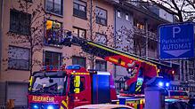 Einsatz der Feuerwehr Konstanz in der Emmishofer Straße im Quartier Stadelhofen: Mit der Drehleiter wird ein Patient aus dem zweiten ...