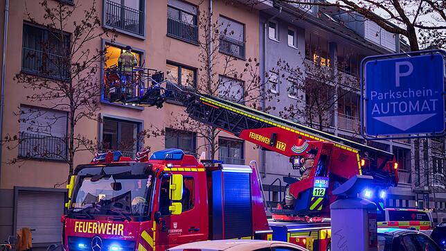 Einsatz der Feuerwehr Konstanz in der Emmishofer Straße im Quartier Stadelhofen: Mit der Drehleiter wird ein Patient aus dem zweiten ...