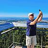 Manfred Bergmann aus Kamen macht ein Selfie auf dem Gehrenbergturm.