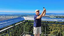Manfred Bergmann aus Kamen macht ein Selfie auf dem Gehrenbergturm.