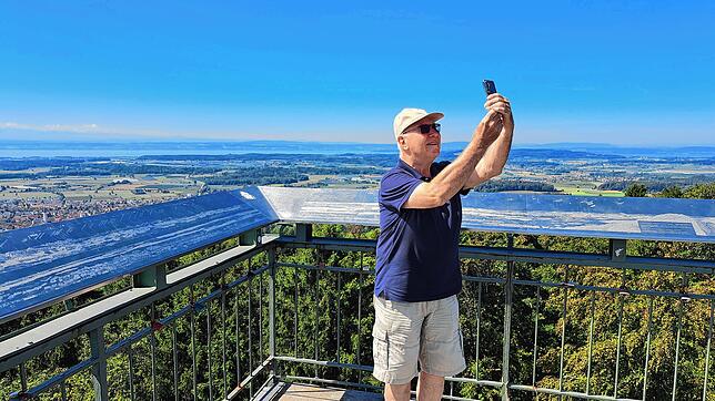 Manfred Bergmann aus Kamen macht ein Selfie auf dem Gehrenbergturm.