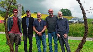 Diese Künstler waren am Heubacher Fest beteiligt, hier durch das Werk „Anravers“ betrachtet (von links): Ralph und Andreas Hilbert, ...