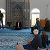 Rund ein Dutzend nichtmuslimischer Besucher nutzen die Gelegenheit, mehr über die Moschee in Singen und den Islam zu erfahren.