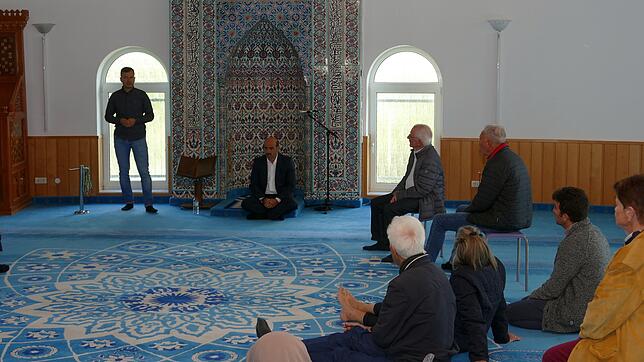 Rund ein Dutzend nichtmuslimischer Besucher nutzen die Gelegenheit, mehr über die Moschee in Singen und den Islam zu erfahren.
