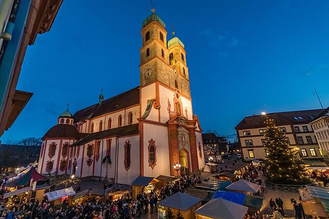 Am ersten Adventswochenende startet der Weihnachtsmarkt auf dem Münsterplatz.
