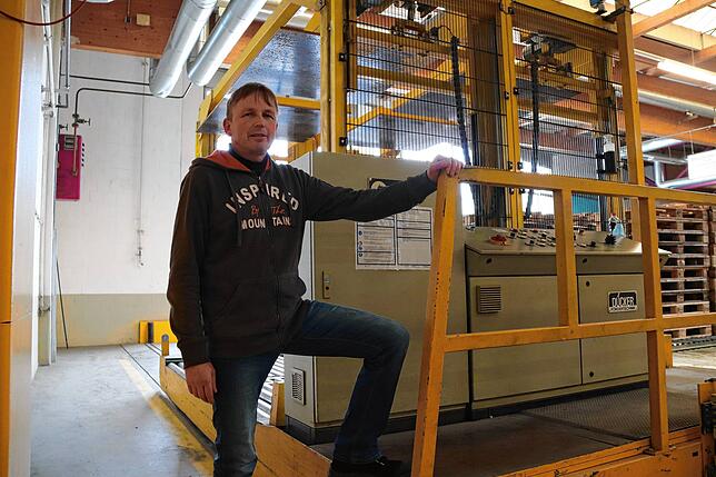 Josef Laufer an seinem Arbeitsplatz: Einem Transferwagen in der Produktionshalle der Firma Straub. Dort muss er nach seinem ...