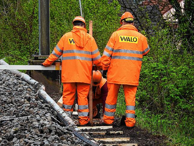 Viel zu tun: Die SBB nutzt die Streckensperrung auch für weitere Arbeiten – unter anderem werden die maroden Kabelkanäle ausgetauscht.