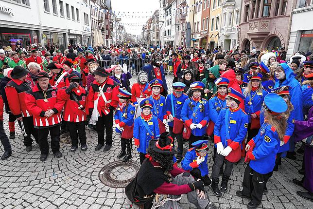 Bild 14: Schlussappell der Katzenmusik am Latschariplatz