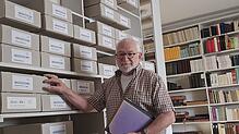 Berthold Danner im Archiv von St. Benedikt. Am 21. September kann es anlässlich des Pfarrfestes besichtigt werden. Danner freut sich auf ...