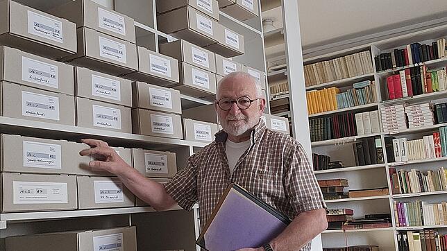 Berthold Danner im Archiv von St. Benedikt. Am 21. September kann es anlässlich des Pfarrfestes besichtigt werden. Danner freut sich auf ...