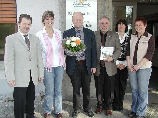 Zum Zehnjährigen gratulierte der damalige Oberbürgermeister Josef Büchelmeier (Dritter von rechts) Thomas Alber (Dritter von links) in ...