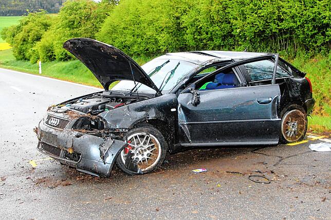 Schwer verletzt wurde der Fahrer dieses Autos, der nach Angaben der Polizei einem entgegenkommenden Fahrzeug ausweichen musste. Bild: ...