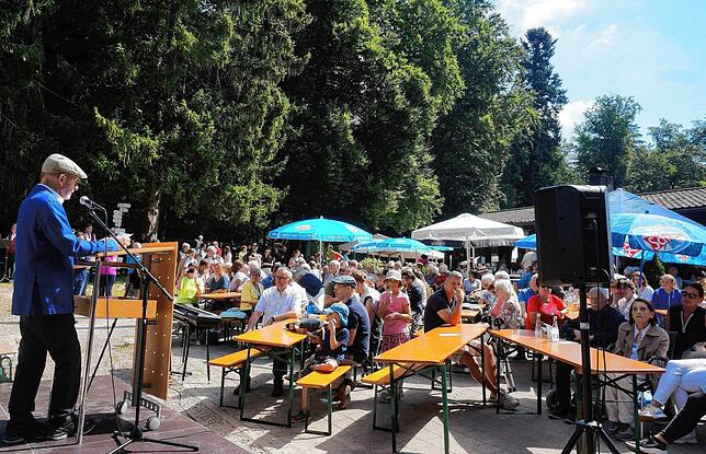 Eindrucksvolle Erfolgsgeschichte: Werner Jockers, Vorsitzender des Vereins Wildgehege Waldshut, blickt in seiner Festrede auf 50 Jahre ...