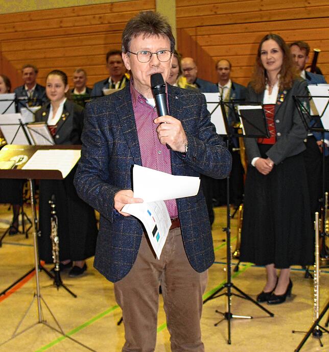 Bürgermeisterstellvertreter Peter Atzenhofer verkündet das Ergebnis.