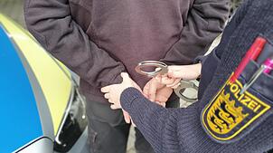 Mit Handschließen machte die Polizei einen Mann handlungsunfähig, konnte aber nicht verhindern, dass er einem Beamten ins Gesicht ...