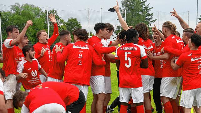 Schon Sekunden nach dem Schlussabpfiff in Überauchen begann die Jubelfeier beim FC Grüningen.