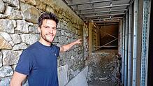 Investor Manuel Klaus weist ins Kellergewölbe. Dort sind zurzeit die Elektriker an der Arbeit. In den Räumen soll eine Bar eingerichtet ...