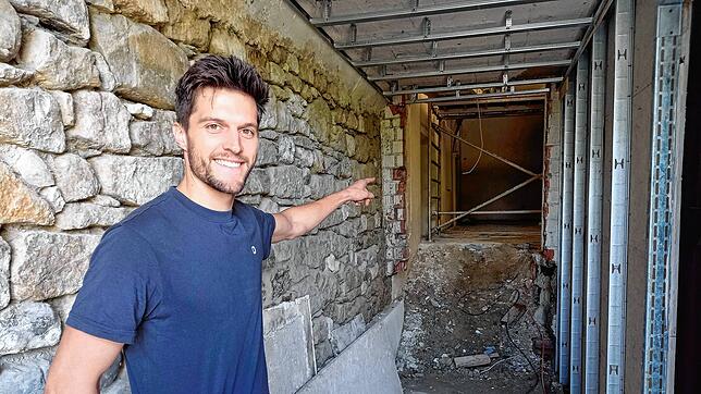 Investor Manuel Klaus weist ins Kellergewölbe. Dort sind zurzeit die Elektriker an der Arbeit. In den Räumen soll eine Bar eingerichtet ...