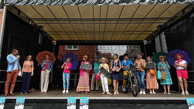 Zum Finale der Modenschau bat Moderator Jochen Sigg (links) alle Models sowie die Einzelhändlerinnen, die sie ausgestattet hatten, auf ...