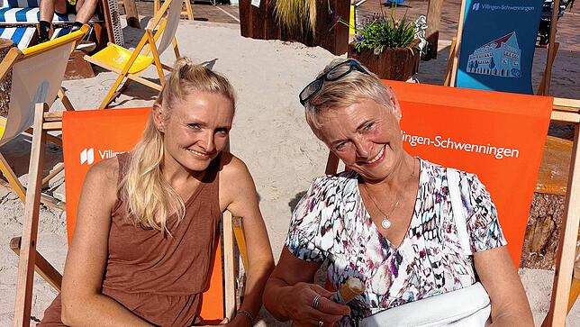 Romy Hör und Sylvia Mühlberg schätzen das Angebot des Stadtstrandes.