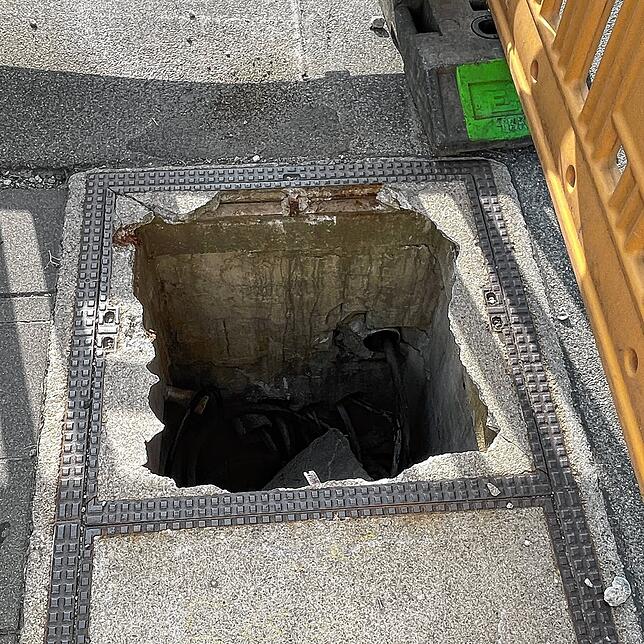 Der Schacht ist aufgrund einer Kehrmaschine eingestürzt und ist somit eine Gefahr für Fußgänger wie Radfahrer in diesem Bereich. Deshalb ...