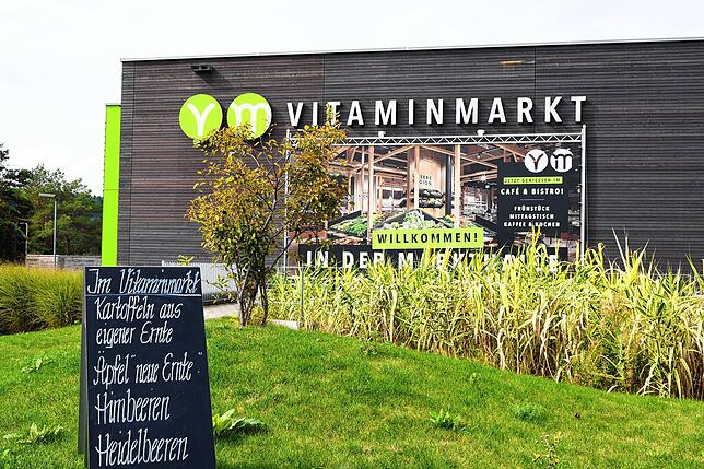 Der Schriftzug des Vitaminmarkts im Hilzinger Gewerbegebiet.