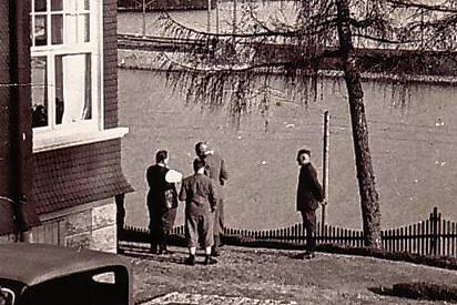 Jagdliebhaber Göring (ganz links) und Forstamtsleiter Hermann Walli (3. von links) beim damaligen Forsthaus am Schluchsee 1934. In der ...