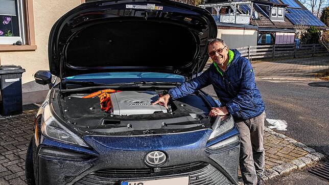 Herbert Fehrenbacher mit seinem Wasserstoffauto. Demnächst drohen ihm jedoch Tank-Probleme.