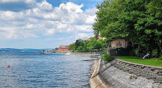 Mithilfe des Bodenseewassers sollen Gebäude beheizt werden. Hier sind in einer Linie der Saunagarten der Therme, das Frei- und Strandbad ...