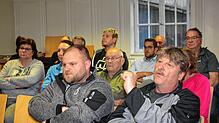Volker Schwald, Vorstand der Mooslochhexen (rechts), versucht, den freigewordenen Raum in Biesingens alter Schule für den Verein zu ...