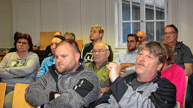 Volker Schwald, Vorstand der Mooslochhexen (rechts), versucht, den freigewordenen Raum in Biesingens alter Schule für den Verein zu ...