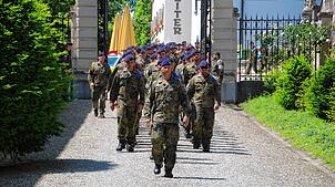 Die Soldaten marschieren am 17. Juni durch das Schlosstor ein.