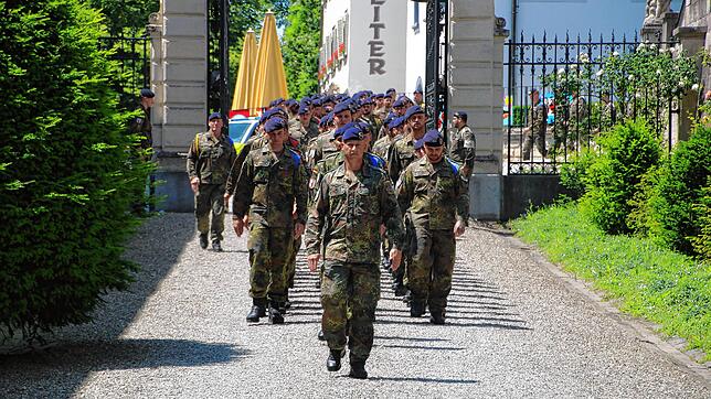 Die Soldaten marschieren am 17. Juni durch das Schlosstor ein.