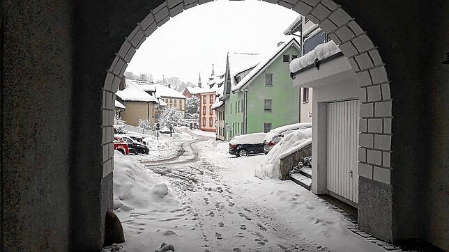 Bild 13: Es schneit und schneit: Schneepflüge und Schneeschieber haben in Bonndorf Hochkonjunktur