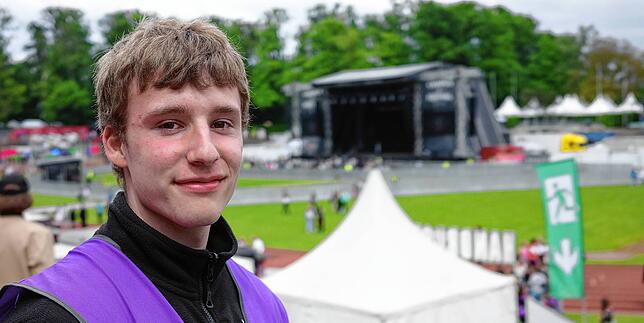 Neil Schaar aus Singen ist einer vielen jungen Leute, die auf dem Festivalgelände mitarbeiten. Am Freitagnachmittag hilft er am Einlass.